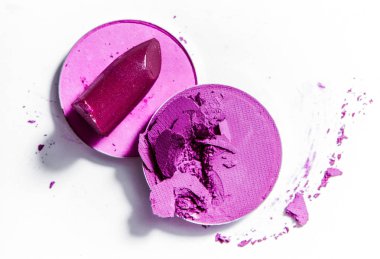 Beyaz arka planda izole edilmiş göz farı ve ruj