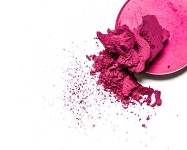 Beyaz arka planda yalıtılmış ezilmiş göz farı paleti yakın çekim