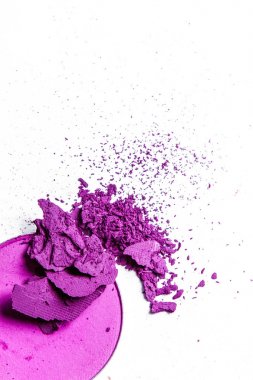 Beyaz arka planda yalıtılmış ezilmiş göz farı paleti yakın çekim