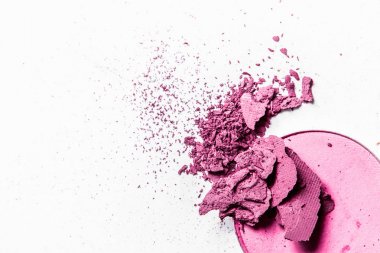 Beyaz arka planda yalıtılmış ezilmiş göz farı paleti yakın çekim