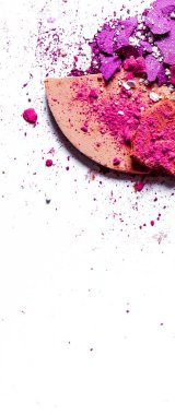 Beyaz üzerinde yalıtılmış ezilmiş göz farı paleti ve toz yakın çekim 