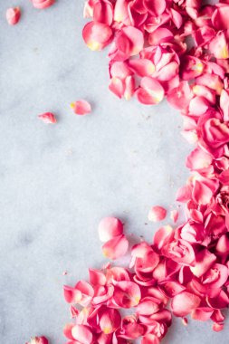 Mermer taş üzerinde gül yaprakları, çiçek arka plan