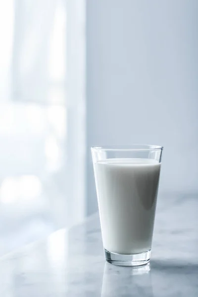 Wereld melk dag, vol glas op marmeren tafel — Stockfoto