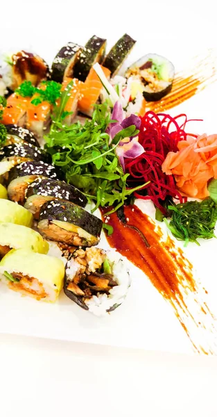 Японська суші в ресторані в обідній час, Азіатська кухня — стокове фото