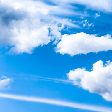 Mavi gökyüzü arkaplanı, beyaz bulutlar ve parlak güneş ışığı