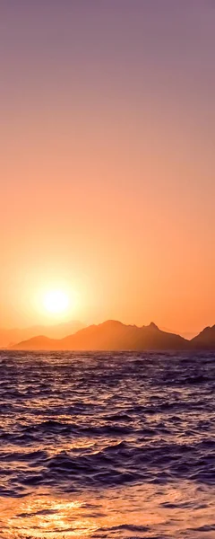 Pôr do sol de verão na costa do mar Mediterrâneo, paisagem marinha e monte — Fotografia de Stock