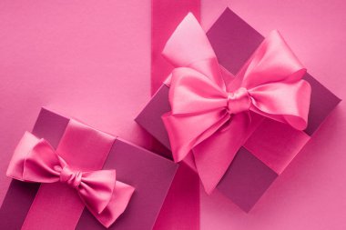 Pembe hediye kutuları, kadınsı tarzı yatık arka plan