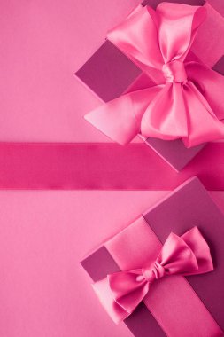 Pembe hediye kutuları, kadınsı tarzı yatık arka plan
