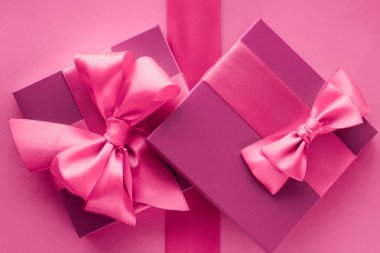 Pembe hediye kutuları, kadınsı tarzı yatık arka plan