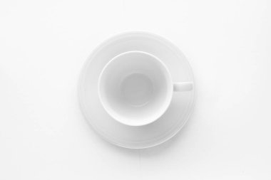 Beyaz arka plan üzerinde boş fincan ve tabak mockup, flatlay