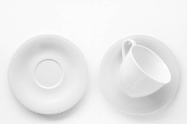 Beyaz arka plan üzerinde boş fincan ve tabak mockup, flatlay