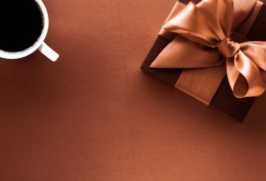 Kahve bardağı ve lüks hediye kutusu yatık arka plan