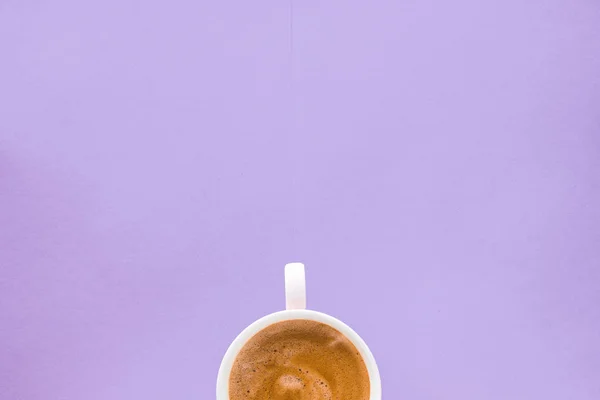 Taza de café sobre fondo púrpura, plano vista superior — Foto de Stock