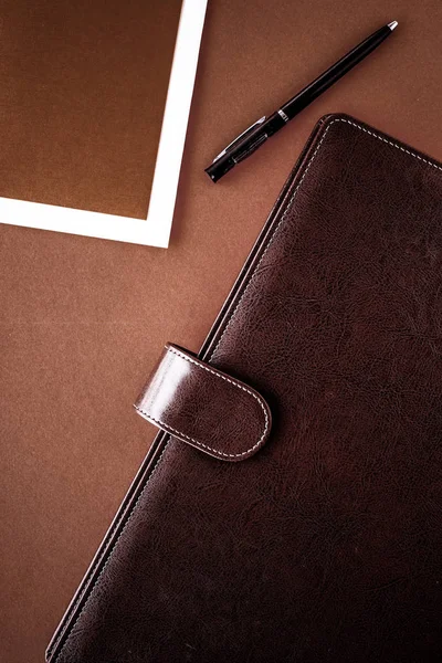 Vintage business briefcase on the office table desk, flatlay bac — Stock Photo, Image