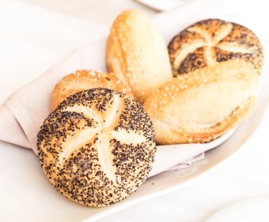 Restoranda ekmek sepeti, taze pişmiş yemek