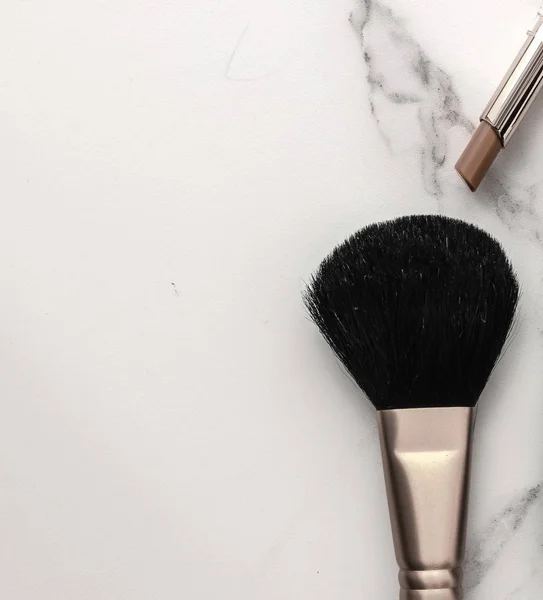 Make-up und Kosmetikprodukte auf Marmor, Flatlay-Hintergrund — Stockfoto