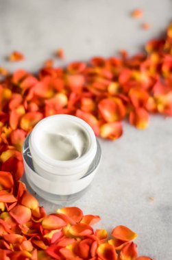 Mermer üzerinde güzellik yüz nemlendirici krem ve çiçek yaprakları, LuXu