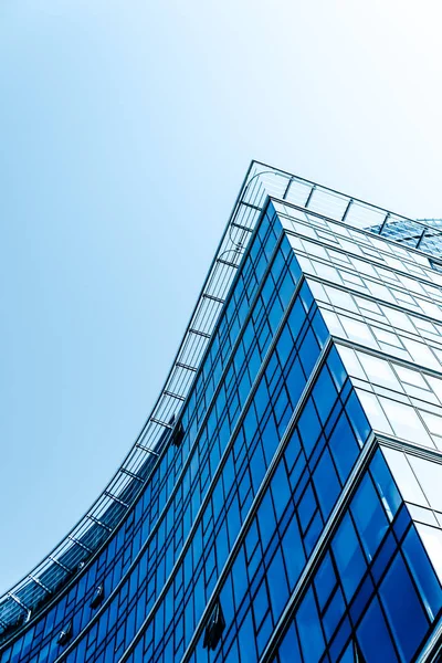 Edificio de oficinas contemporáneo en el distrito financiero, moderno urbano — Foto de Stock