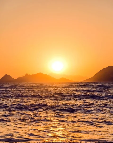 Akdeniz sahilinde yaz günbatımı, deniz manzarası ve Mount