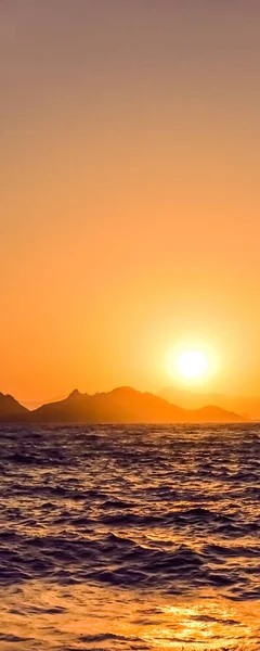 Pôr do sol de verão na costa do mar Mediterrâneo, paisagem marinha e monte — Fotografia de Stock