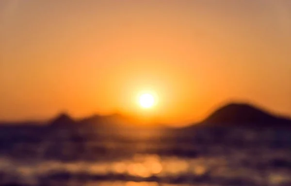 Pôr do sol de verão na costa do mar Mediterrâneo, paisagem marinha e monte — Fotografia de Stock