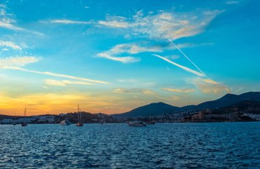 Akdeniz sahilinde yaz günbatımı, deniz manzarası ve Mount