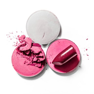 Beyaz arka planda izole edilmiş göz farı ve ruj