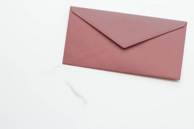 Mermer yatık arka planda boş kağıt zarflar, tatil posta