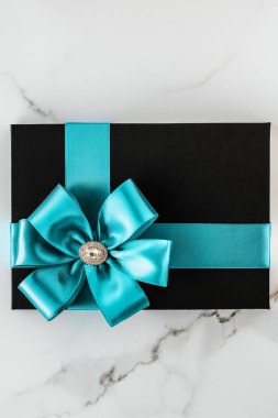 Mermer üzerinde zümrüt ipek şerit ve yay ile lüks tatil hediyeleri 