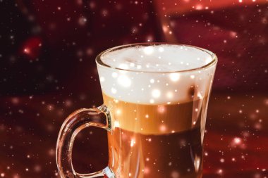 Kış tatili latte kahve cam ve bir kafeterya parlayan kar
