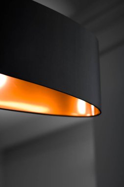 Bir odada bronz lamba, zarif modern ev dekor aydınlatma