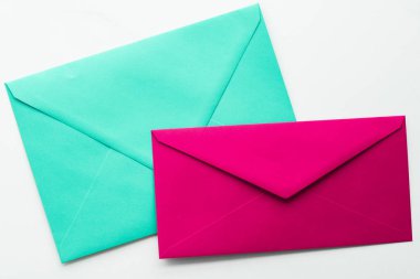 Mermer yatık arka planda boş kağıt zarflar, tatil posta