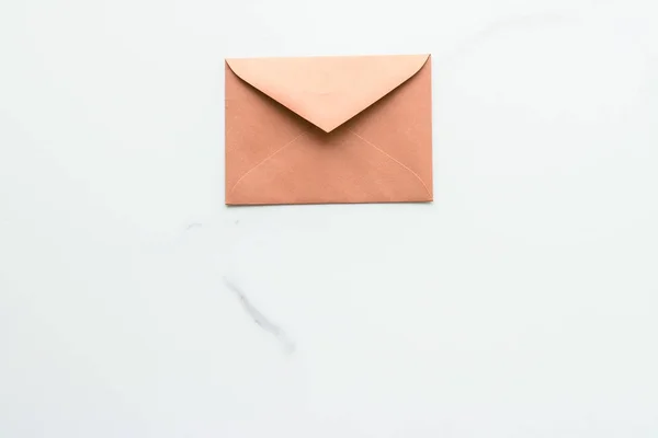 Blank paper envelopes on marble flatlay background, holiday mail — Stock Photo, Image