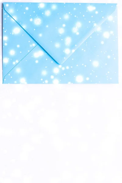 Winter holiday blank paper envelopes on marble with shiny snow f — Stock Photo, Image