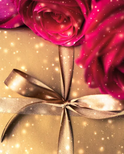 バレンタインデープレゼント、豪華なギフトボックスとバラの花束ウィット — ストック写真
