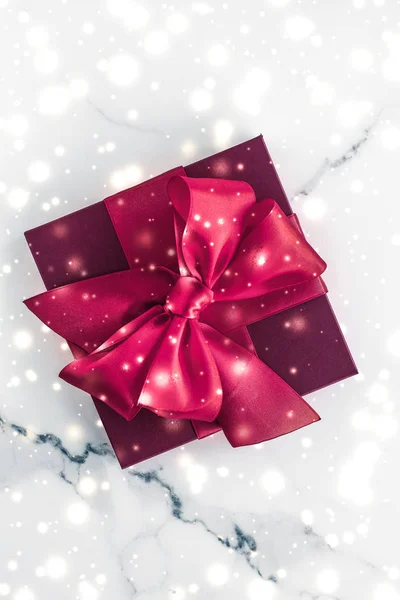 Winter vakantie geschenken met Cherry Silk Bow en gloeiende sneeuw op FR — Stockfoto