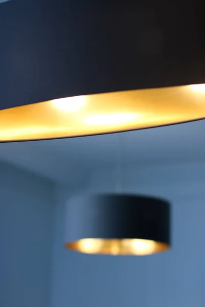 Bir odada altın lamba, zarif modern ev dekorasyonu ışıklandırması. — Stok fotoğraf