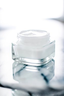 Mavi mermer taş üzerinde nemlendirici Güzellik yüz kremi, Cilt Bakımı