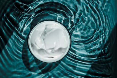 Nemlendirici güzellik kremi, cilt bakımı ve kaplıca ürünleri