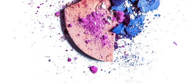 Beyaz üzerinde yalıtılmış ezilmiş göz farı paleti ve toz yakın çekim 