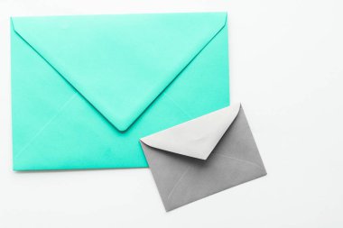 Mermer yatık arka planda boş kağıt zarflar, tatil posta