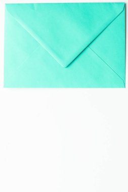 Mermer yatık arka planda boş kağıt zarflar, tatil posta