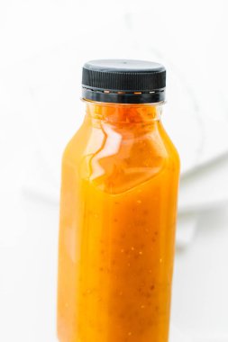 Bir şişe Detox meyve Smoothie suyu, diyet Catering teslimat. 