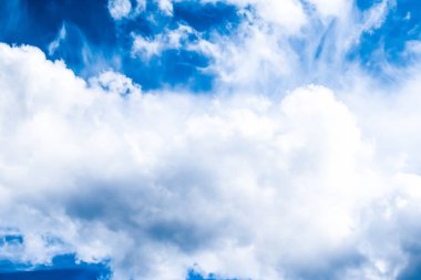 Mavi gökyüzü arkaplanı, beyaz bulutlar ve parlak güneş ışığı