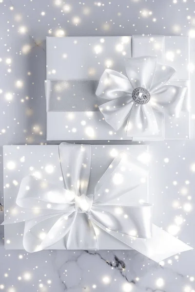 Hadiah liburan mewah dengan busur sutra putih dan pita pada marmer b — Stok Foto