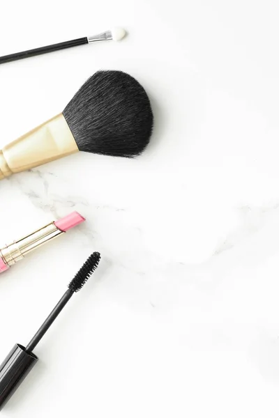 Make-up e cosmetici su marmo, fondo flatlay — Foto Stock