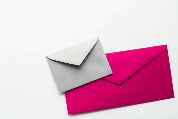 Enveloppes en papier vierges sur fond plat en marbre, courrier de vacances — Photo