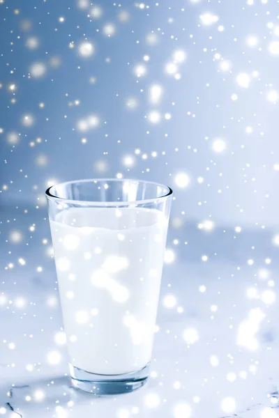 Волшебный праздничный напиток, наливающий органическое молоко без лактозы в глас — стоковое фото