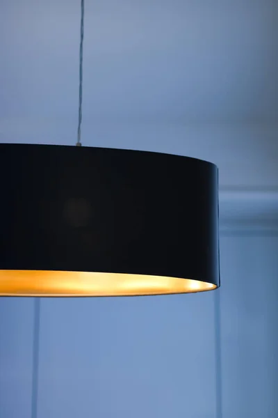Złota lampa w pokoju, eleganckie nowoczesne oświetlenie wnętrz — Zdjęcie stockowe