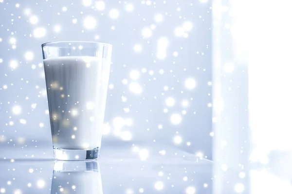Bebida mágica de férias, despejando leite sem lactose orgânica no chalé — Fotografia de Stock